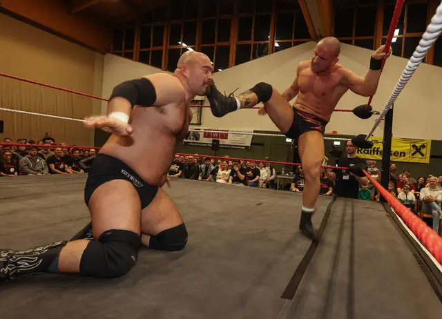 Der Dresdner Laurance Roman (r.) stand gegen den Amerikaner 1 Called Manders im Ring. | Foto: Alex Singer