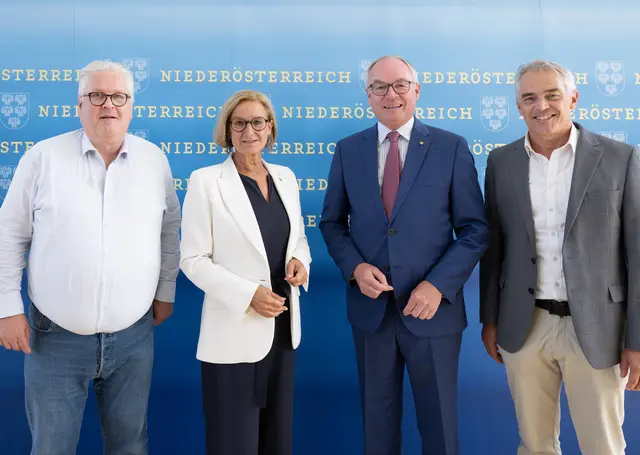 Prof. Sepp Hochreiter von der Johannes Kepler Universität Linz, Landeshauptfrau Johanna Mikl-Leitner, LH-Stellvertreter Stephan Pernkopf und Prof. Gerald Gartlehner von der Universittä für Weiterbildung Krems (von links nach rechts). | Foto: NLK Filzwieser
