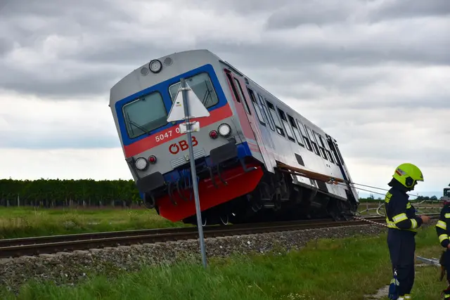 Nach ersten Informationen wurden im Zug keine Personen verletzt. | Foto: Thomas Lenger, Monatsrevue