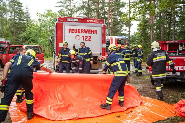 Unter realistischen Bedingungen trainierten die Kräfte den Schutz einer Hütte vor den Flammen | Foto: BSB EHBI Christian Teis
