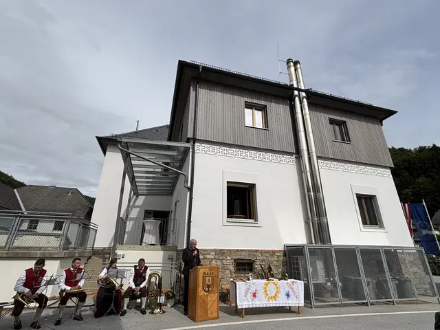 Das neue modernisierte Gemeindeamt in Naas wurde kürzlich feierlich eröffnet. | Foto: MeinBezirk / Magdalena Schröttner