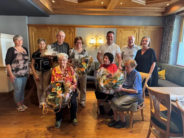Die Jubilare und die Gratulanten bei der kleinen Feier im Hotel Linde in Ried. | Foto: Gemeinde Ried
