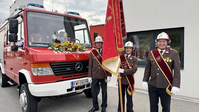 Das Löschfahrzeug und die Fahne erhielten eine Frischzellenkur. | Foto: FF Münzbach