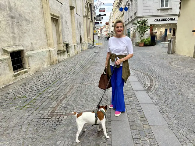 Helma Strizik in der Kremser Fußgängerzone, wo sie auch häufig Führungen hält. | Foto: sg