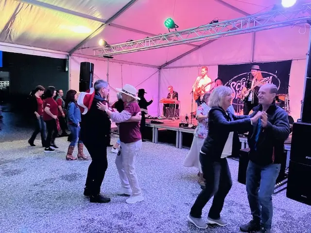 Gute Stimmung im Rosentaler Festzelt mit der Gruppe "Schattensprung". | Foto: Fotos: Anita Scherr, Julia Treppe