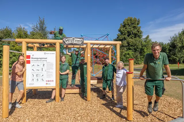 Stadträtin Andrea Brandner vor Ort mit dem Team der Stadtgärten. Im Bild: v.l.: Michael Heinl, Prince Larry Osahodion, Nicole Lercher, Christian Bick, Thomas Reischl, Karl Pichler, Stadträtin Andrea Brandner und Karsten Nöfer | Foto: Stadt Salzburg/Wildbild