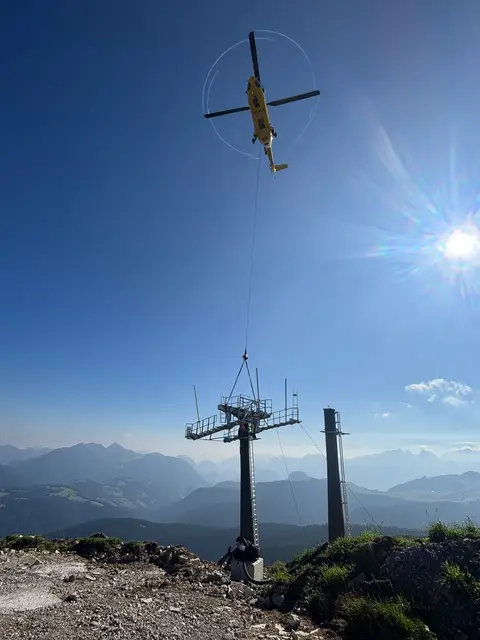 Hubschrauber bei Stützenmontage im Einsatz. | Foto: Bergbahnen Steinplatte