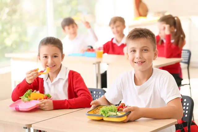 Ideal ist eine Jause dann, wenn sie die Schüler den gesamten Schultag wach und fit hält. | Foto: Smarterpix/serezniy