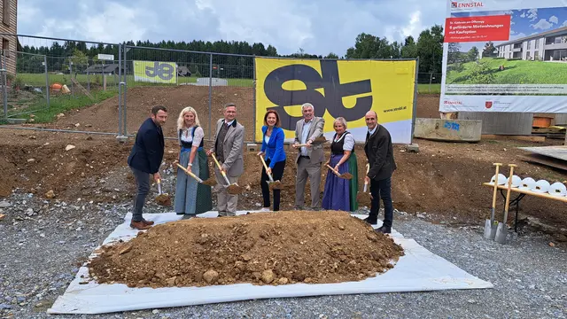 Den offiziellen Spatenstich führte Bürgermeister Manfred Straßegger (3. v. l.) u. a. mit Landesrätin Simone Schmiedtbauer (4. v. l.), Wolfram Sacherer, Vorstand der Wohnbaugruppe Ennstal (3. v. r.), und Projektpartnern durch. | Foto: Gemeinde