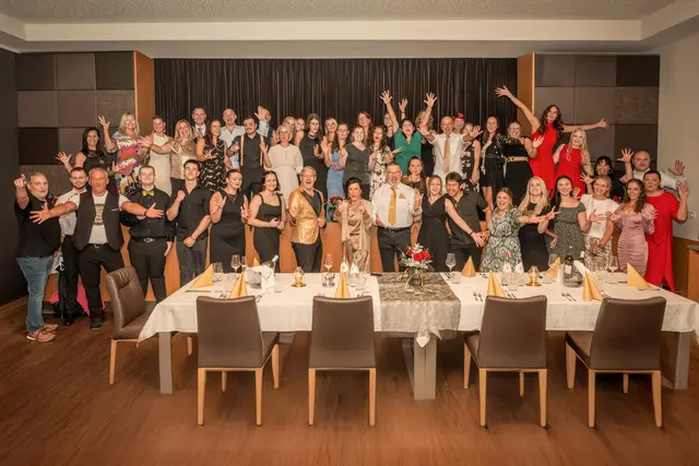 Jubel bei den Mitarbeiterinnen und Mitarbeiter des PIL anlässlich der 35-Jahr-Jubiläumsgala | Foto: Fotostudio Gimpel/PIL
