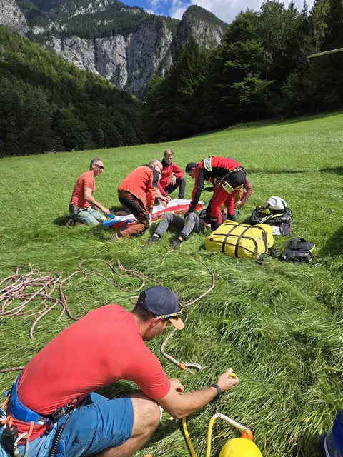 Versorgung des Verletzten vom Falkenstein. | Foto: ÖBRD Niederösterreich/Wien