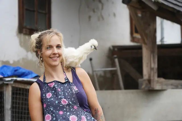 Birgit-Romana Jäger mit einem ihrer äußerst glücklichen Hühner.  | Foto: Birgit Gehrke 