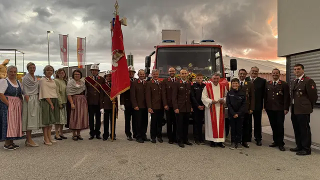 Bei der Fahrzeug-Segnung mit Ehrengästen. | Foto: FF Münzbach