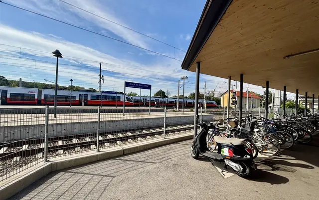 Beim Bahnhof Bruck an der Leitha werden die Fahrradabstellplätze besonders gut bewertet, auch Vespas finden hier ihren Platz. | Foto: MeinBezirk/Birgit Bachhofner