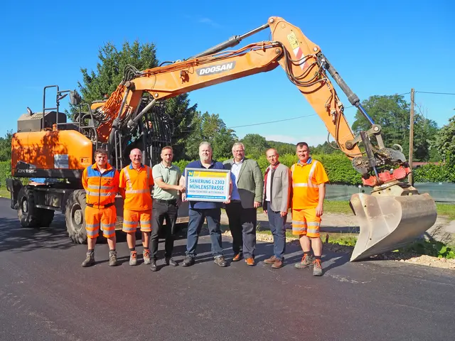 Andreas Siedl u. Roman Rauchecker (Straßenmeisterei Neulengbach), DI Harald Kaufmann (Leiter der NÖ Straßenbauabteilung Tulln), GR Richard Brandl (i.V. LH-Stv. Udo Landbauer), Michael jun. Göschlbauer (Bgm. von Altlenbach), Marin Gramer (Leiter der Straßenmeisterei Neulengbach), Engelbert Daxböck (Straßenmeisterei Neulengbach). | Foto: NÖ STD