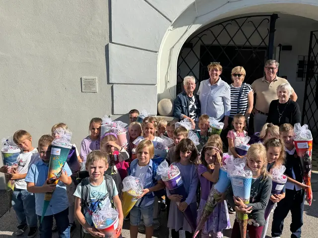 Erste Klasse der VS Marbach mit Bgm. Peter Grafender und Vizebürgermeisterin Susanne Nagl gemeinsam mit Renate Staudinger, Martina Öfferl, Sabine Gotsmi und Gerda Hahn. | Foto: VP Marbach