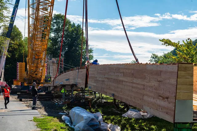 Die neue Brücke ist etwa 95 Meter lang und schafft für Radfahrerinnen und Radfahrer am Murradweg R2 eine direkte Verbindung nach Slowenien. | Foto: Günter Simmerl
