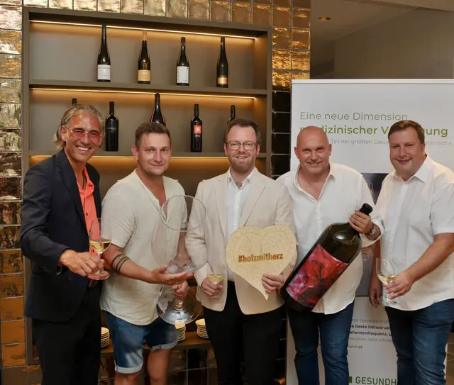 Martin Reinelt (Vino Neustadt), Andreas Pilz und Robert Pfisterer (Holz mit Herz), Wolfgang Stockmayer (TopCom) und Gemeinderat Christian Filipp (ÖVP). | Foto: Sascha Trimmel