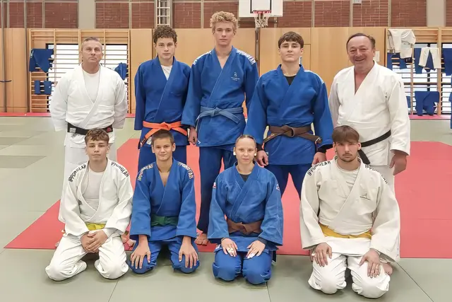 hinten: Erwin Otter, Timotey Ambichl, Alexander Möstl, Abdul-Rachim Amchadov, Andreas Schlögl
vorne:  Martin Krstevski, Leon Gundinger, Susanne Bauer, Manuel Brandstetter | Foto: Jürgen Übl