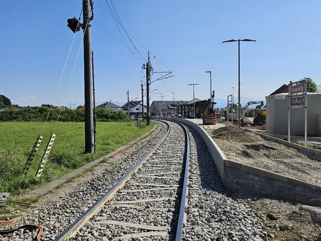 Auf der Strecke zwischen Bürmoos und Trimmelkam wurden Gleisanlagen und Bahnsteige (im Bild St. Georgen) erneuert. | Foto: Salzburg Linien