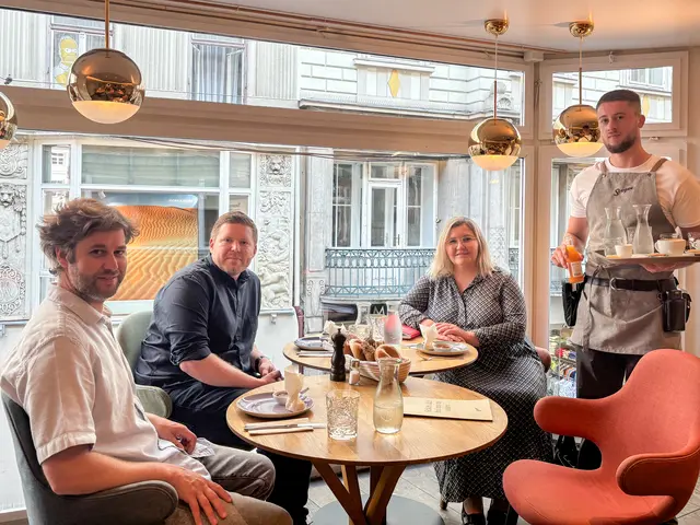 Brot als Identität: Paul (l.) und Albin Sorger-Domenigg (2. v. l.) sowie Martina Maros-Goller wurden von Albion Ismajli bestens bewirtet. | Foto: MeinBezirk/Andreas Strick