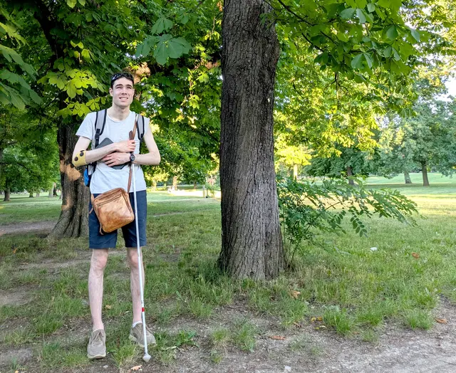 Dieses Mal war der stark sehbehinderte Journalist Dominik Schmid in der Leopoldstadt, genauer gesagt im Prater, unterwegs.  | Foto: Elisabeth Posch