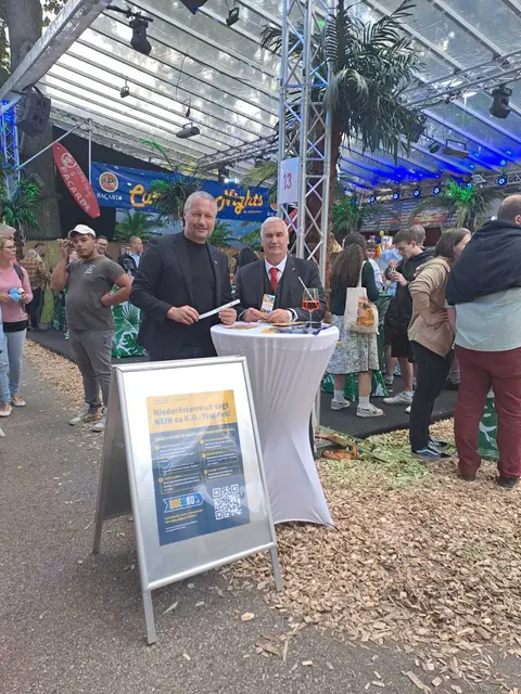 Am Infostand gegen K.O.-Tropfen: Bürgermeister Peter Molnar und Sicherheitsbeauftragter Andreas Ettenauer | Foto: privat
