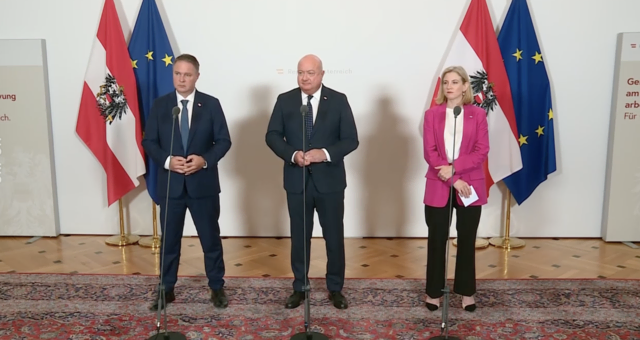 Mit Stockers (Mitte.) Ankündigung, die Pensionen 2026 eventuell der Inflation zu erhöhen, sorgte der Kanzler für Aufregung. Am Dienstag traf sich die Regierung zur Klausur. | Foto: Screenshot Orf on
