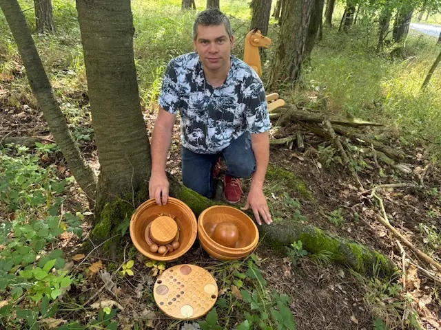 Seit Anfang Juli ist es offiziell: Benjamin hat sein Gewerbe angemeldet und kann nun als Drechselmeister in Weitersfeld selbstständig arbeiten. | Foto: Drechslerei Harrant
