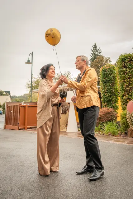 Geschäftsführerin Anneliese Zöhrer und Peter Farkas (Ärztliche Leiter) ließen in Gedenken Firmengründer Dr. Richard Trauner einen Ballon in den Himmel steigen. | Foto: Fotostudio Gimpel/PIL