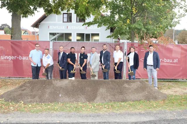 Kommandant HBI Stefan Müller freute sich, zum offiziellen Spatenstich mehrere prominente Helfer begrüßen zu können. | Foto: Alfred Mayer