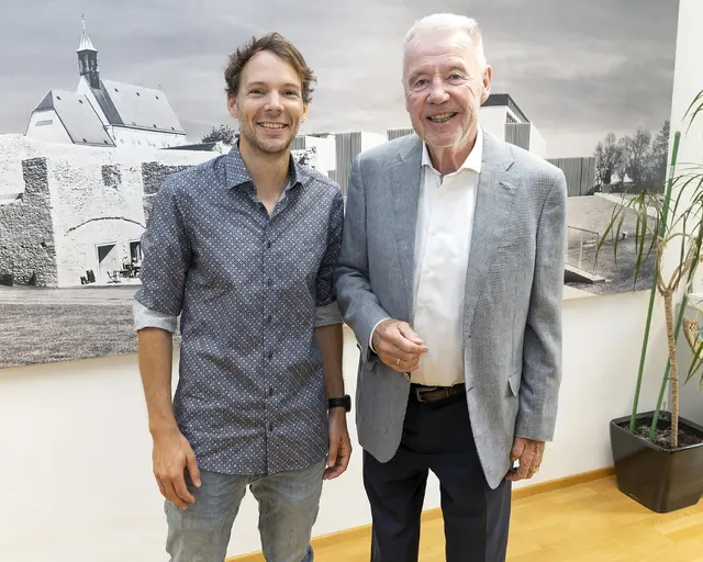 Bürgermeister Klaus Schneeberger gratulierte Dr. Wolfgang Schebesta zum Amtsantritt als Primar der Kinder- und Jugendheilkunde im Universitätsklinikum Wiener Neustadt. Jetzt arbeitet er bereits fleißig im Opferschutz mit. | Foto: Stadt Wiener Neustadt/Weller