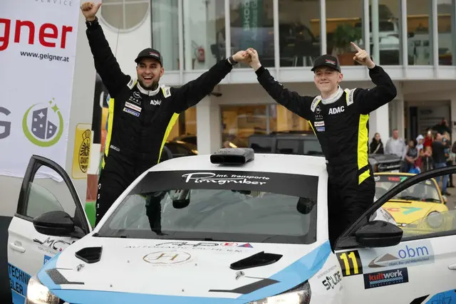 Marcel Neulinger (r.) und Silvano Winkler (l.) freuen sich über den Doppel-Staatsmeistertitel. | Foto: Land der 1000-Hügel-Rallye