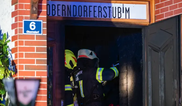 Am 10. September 2024 brach in der Oberndorfer Stubm ein Feuer aus. Zu diesem Zeitpunkt lebten 16 Asylwerber im ehemaligen Gasthaus in Schönau im Mühlkreis. | Foto: Team fotokerschi.at