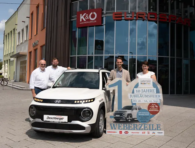 Wolfgang Deschberger, Wolfgang Deschberger jun., Christoph Vormair &amp; Kathrin Feischl-Deschberger präsentieren den Hyundai Inster. | Foto: Weberzeile