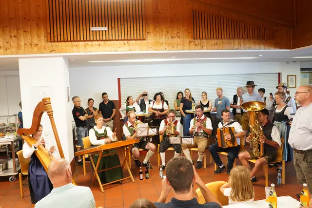 Den Abschluss bildete eine Riesen-Tanzlmusik.  | Foto: Tiroler Volkmusikverein, AG Osttirol