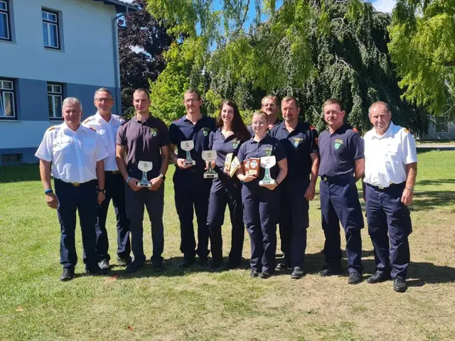 v.li.n.re.: LFKDT Dietmar Fahrafellner, LFKDT-Stv Martin Boyer, LM Mario Kaltenecker, OLM Bernhard Ederer, V Sabrina Ederer, VM Marlies Bernleitner, HLM Martin Provin, HBI Martin Bernleitner, BI Karl Holzer, BR Engelbert Mistelbauer | Foto: FF Albrechtsberg