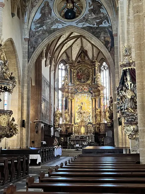 Das Innere des Doms mit dem Altar im Hintergrund | Foto: MeinBezirk.at/Michael Kurz