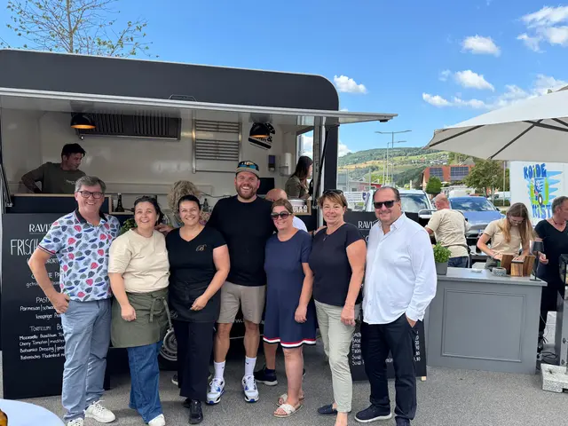Bgm. Peter Grafender, Elisabeth Schindler, Barbara Braun-Glöck, Gf. GR Philipp Rath, GR Beatrix Wagner-Nagl, Vbgm. Susanne Nagl und GR Karl Zimmerl bei Pasta &amp; Dolce | Foto: Gemeinde Marbach