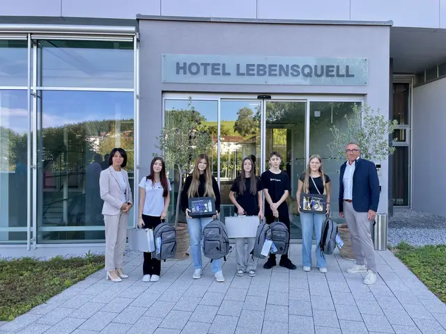 Ingrid und Franz Schinnerl flankieren die fünf neuen Lehrlinge in ihrem Betrieb. Von links nach rechts: Laura Voggeneder (Tragwein, 16 Jahre, Köchin), Miriam Hillinger (Königswiesen, 15 Jahre, Restaurantfachfrau), Leonie Tober (Perg, 15 Jahre, Gastronomiefachfrau), Nico Grubauer (Hagenberg, 16 Jahre, Koch) und Larissa Pachner (Allerheiligen, 15 Jahre, Hotel- und Restaurantfachfrau). | Foto: Hotel Lebensquell