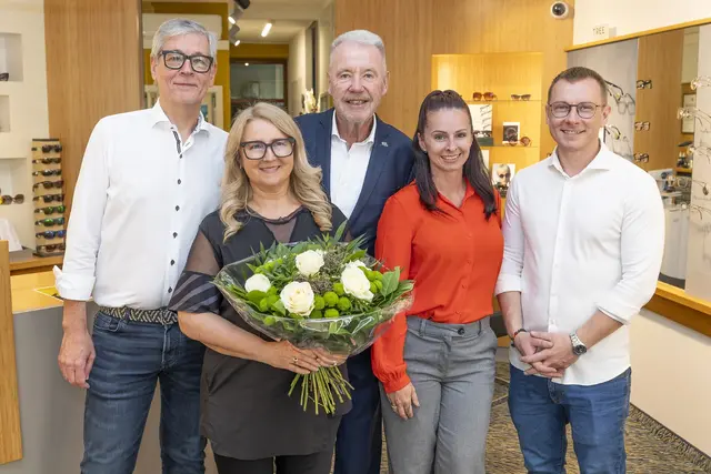 Josef und Regina Dollinger, Bürgermeister Klaus Schneeberger, Sandra Strodl und Roman Schrumpf. | Foto: Stadt Wiener Neustadt/Weller