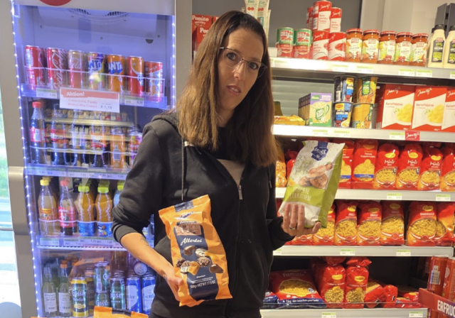 Im „Nah &amp; Frisch“-Geschäft von Sindy Veigl in Brunn an der Wild stapeln sich die weihnachtlichen Köstlichkeiten schon seit Ende August. | Foto: Markus Kahrer
