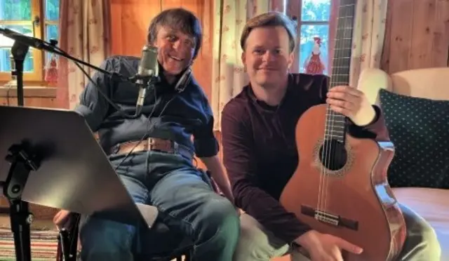 Mundmaler und Musiker Paulus Ploier mit dem bekannten österreichischen Gitarristen Andreas „Andrix“ Haidecker nach getaner Arbeit. Der neue Song "Stand up, get up" ist fertig.  | Foto: Florian Stadler