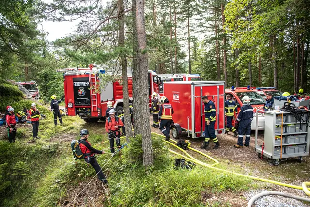 50 Einsatzkräfte von neun Feuerwehren probten die Waldbrandbekämpfung in den Ötschergräben | Foto: BSB EHBI Christian Teis