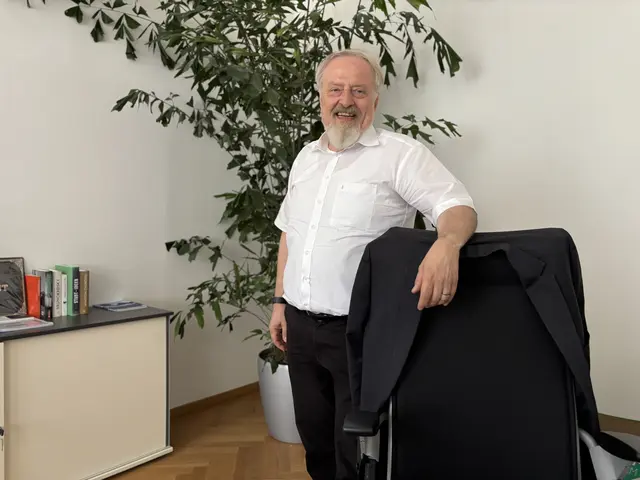 MeinBezirk hat Gerhard Schmid in seinem neuen Büro im Rathaus besucht.  | Foto: Lisa Kammann/MeinBezirk