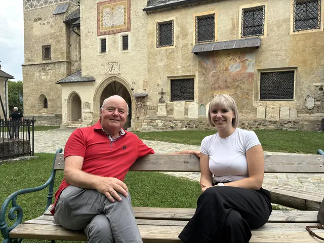 Gottfried Riepl und Larissa Herrnhofer beim Ratscha vor dem Dom von Maria Saal | Foto: MeinBezirk.at/Michael Kurz