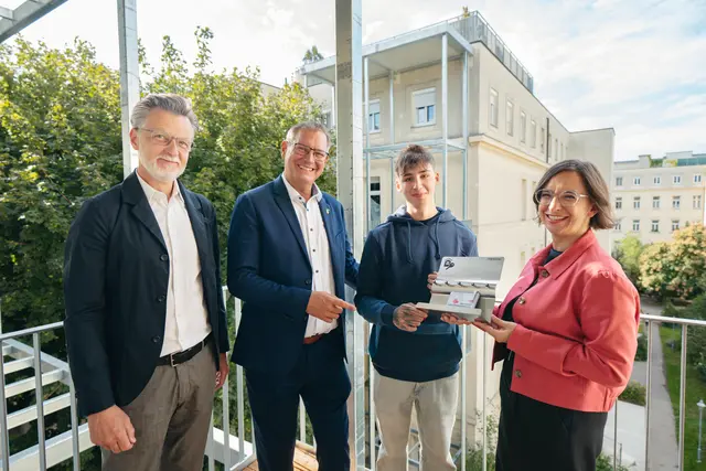 ÖBB-Lehrling Lukas (2. v. r.) wird eine der frisch sanierten Wohnungen in der Gerichtsgasse beziehen. | Foto: ÖBB/Lukas Leonte