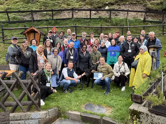 Exkursionsteilnehmer aus aller Welt kamen auf die  Arztalalm. Im Bild sind sie mit Besitzer Alois Mair, Tierzuchtdirektor Christian Presslaber von der LK Tirol und dem jungen Tuxerzuchtstier Belmondo (Mitte) zu sehen. | Foto: Christian Moser