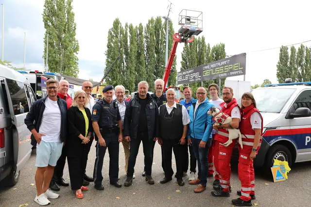 Gemeinderat Dominic Heinz, Rotkreuz-Bezirksstellenleiter Markus Pöschl, Gemeinderätin Elisabeth Kreuzhuber, Gernot Benesch (Kaufmannschaft), Bezirkspolizeikommandant Gerhard Pichler, Stadtrat Günter Herz, Bürgermeister Peter Molnar, Feuerwehrkommandant Gerhard Urschler, Initiator &amp; Organisator Gemeinderat Andreas Ettenauer, Sicherheitsstadtrat Christoph Hofbauer, Markus Weber (NÖ Zivilschutzverband), Abschnittsleiter Stefan Naber von der Wasserrettung Krems, sowie Daniel Oeler und Martina Hackl von der Rotkreuz Suchhundestaffel Niederösterreich – von links. | Foto: Stadt Krems