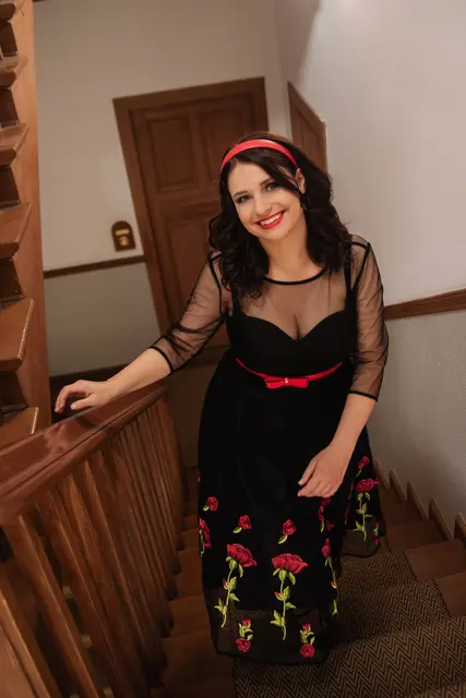 Beim Bunten Stadtfest steht Nina Monschein vor Wolfgang Ambros auf der Bühne. | Foto: Kevin Lauderlein